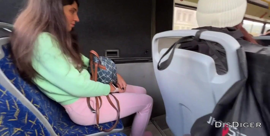 Dis Diger: 見知らぬ女の子がジャークオフして私のペニスを吸ったバスは人々でいっぱいです