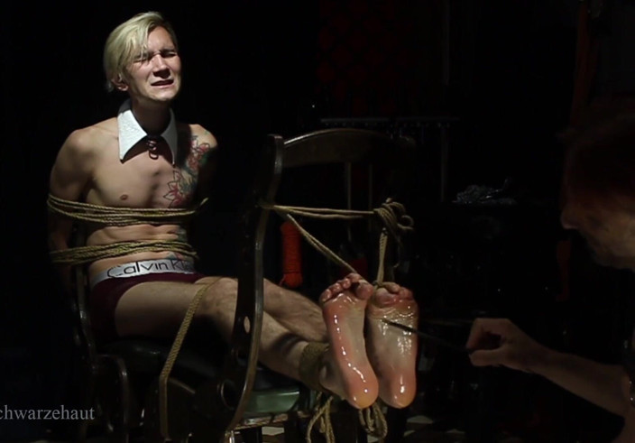 Wanheldvig: Cosquillas para los pies de Nicky con aceite