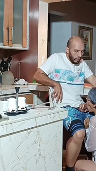 Přišla jen vařit ... nakonec však skončil sténáním na různých místech po celém domě. Nevlastní sestra!!!