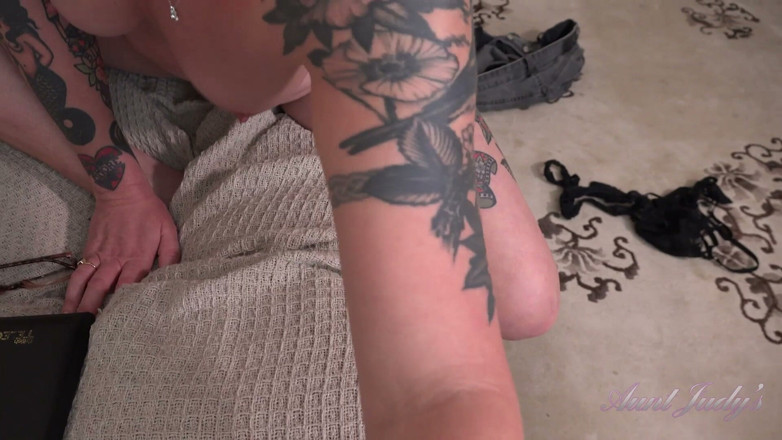 Aunt Judy's: Auntjudys - Vaše sexy milf učitelka Kitty Dickens pomáhá s vaším...