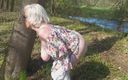 PureVicky66: La nonna mostra i suoi buchi bagnati arrapati all&amp;#039;aperto
