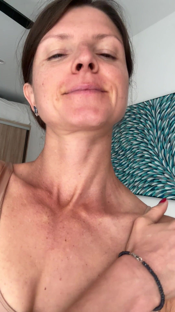 Gina Gerson: 장난감으로 솔로 턴 옷과 보지 섹스