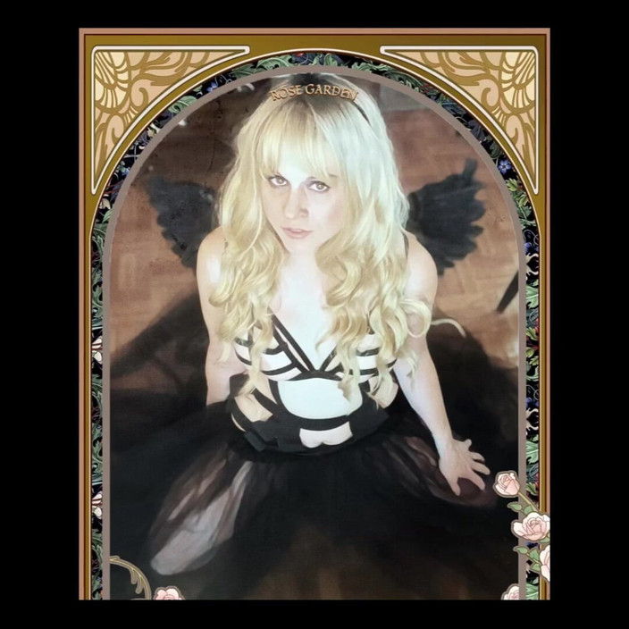 Suzy Wylde: Compilation di mutandine, figa e solista