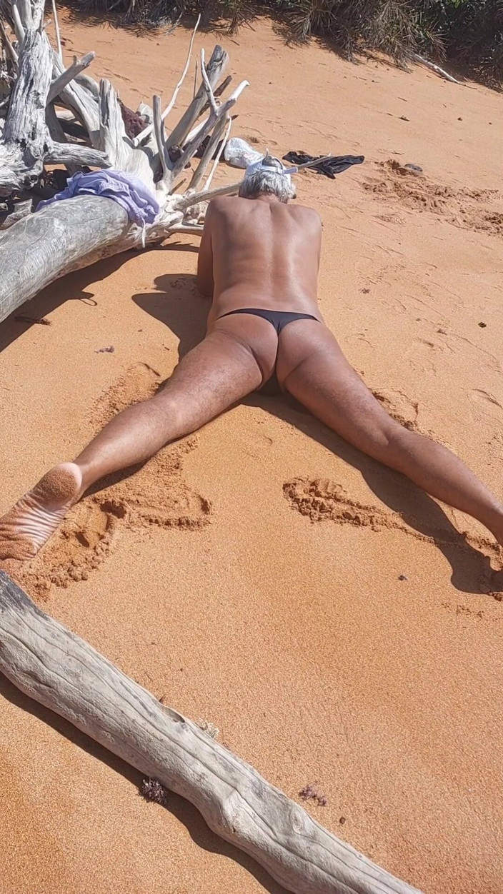 Ladysilvas: Ladysilva di pantai dengan celana dalam menggoda pantatnya yang hot