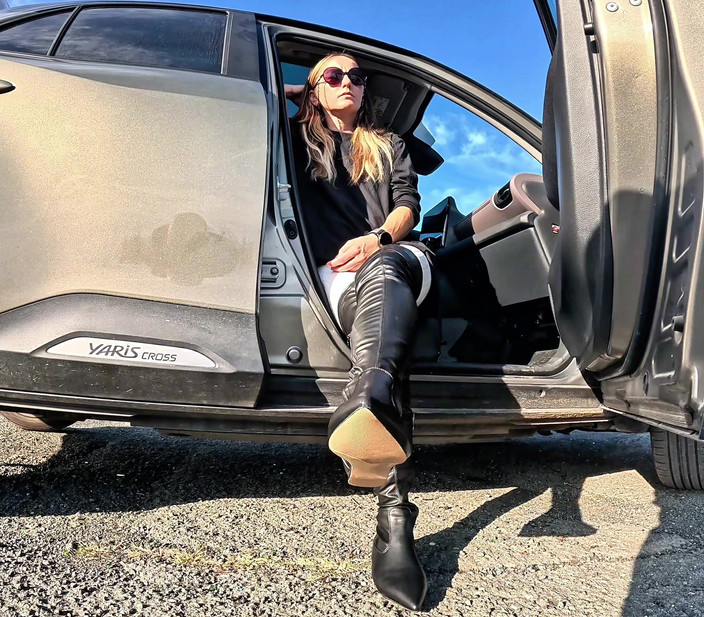 Mistressyammyboots: मेरे जूते - उसकी जगह उनके नीचे धूल में है