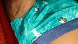 Garoto para garoto esfregando calcinha de pau