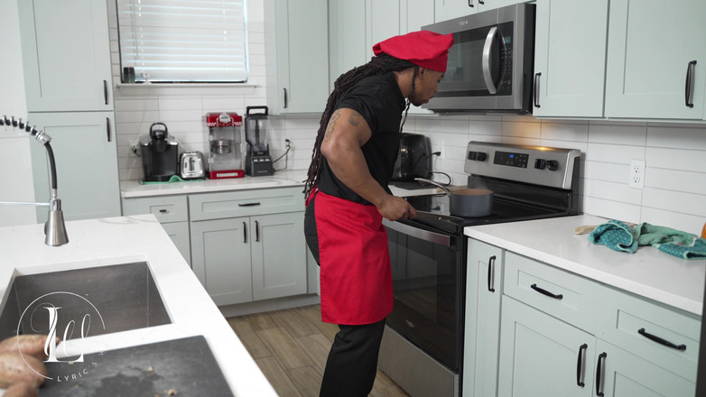 LyricsWay: Memanas dapur dengan besar dan krim eboni