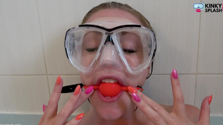 UKCuteGirl: 浴缸束缚和夹子：绳索，堵嘴和振动高潮