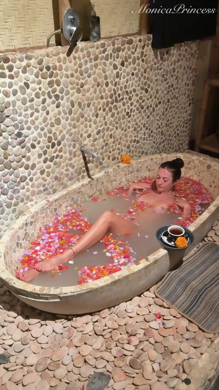 Princess Monica: Pemotretan di kamar mandi telanjang di spa - di belakang layar