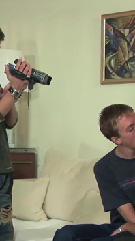 Vidéo exclusive sans capote : trio torride entre des mecs sexy et excités