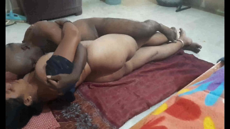 Desi mature: Rupa teyze en iyi arkadaşını sikiyor