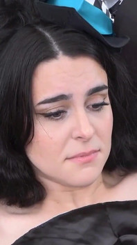 Roztomilá gotická dívka se rozhodne šukat svou cestu k práci