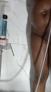 Mengisap penis besar di kamar mandi, aku sangat bersemangat dan memintanya untuk bercinta denganku