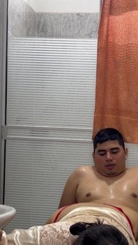Minha meia-irmã me pegou assistindo ela no chuveiro e ela me faz dela para não delatar no meu padrasto