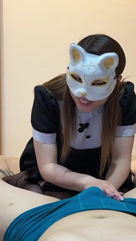 Susținerea masturbării cu costume de menajeră