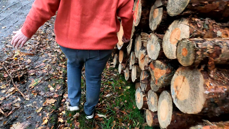 Bouncy Tits Action: Nackte Pralle Brüste Schlagen Am Holzstapel