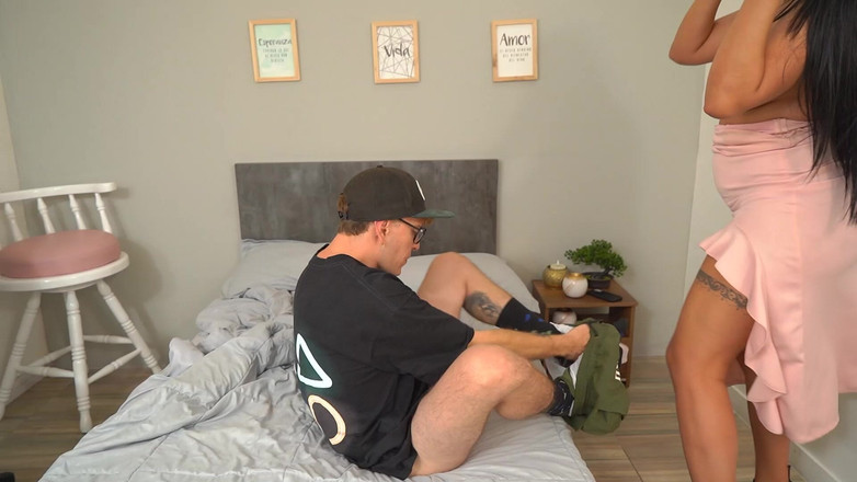 JuanBustosTV: Une belle-mère latina séduit Nick Jowel dans sa chambre secrète :...