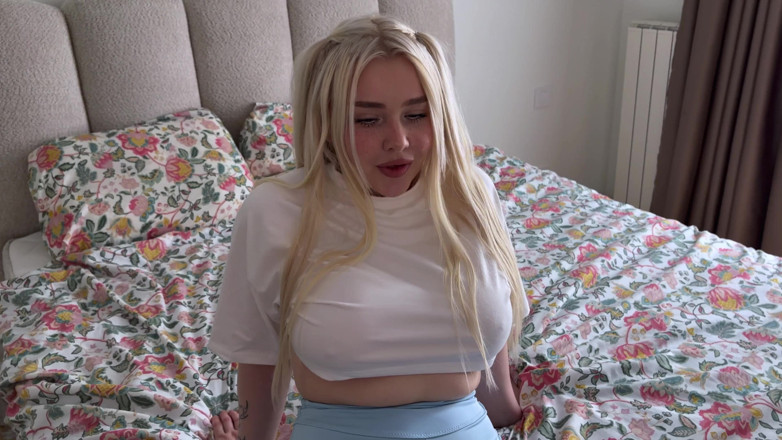 Blondessa: Chị kế của tôi mặc quần legging đang chơi thể thao...