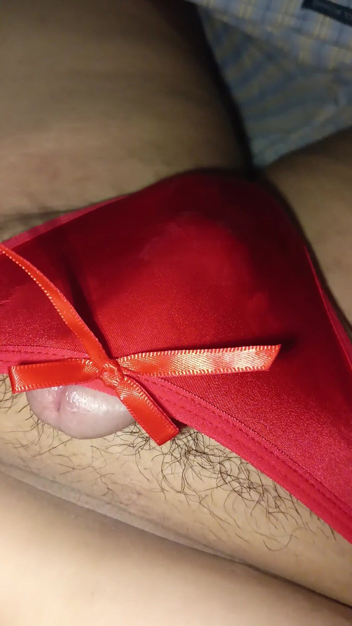 SilkPantyLove7: Seksowne czerwone stringi żony pełne spermy!