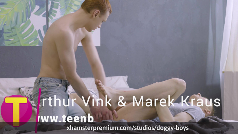 Doggy boys: Arthur Tiba dengan Dildo