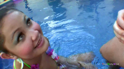Thai Girls Wild: Seks gadis thailand paling imut di tepi kolam renang