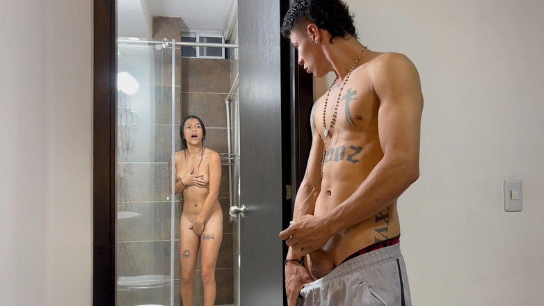 Kyleipalvin: Aku lagi asik masturbasi sambil nonton adik tiriku lagi mandi...