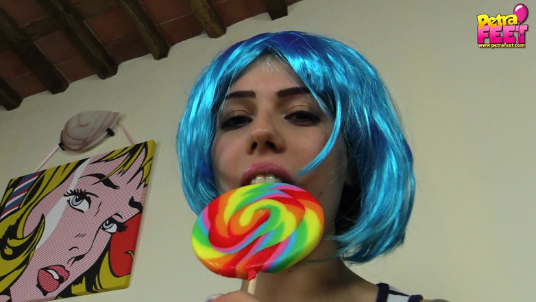 Foot Fetish HD: Petra plays with balloons and her feet