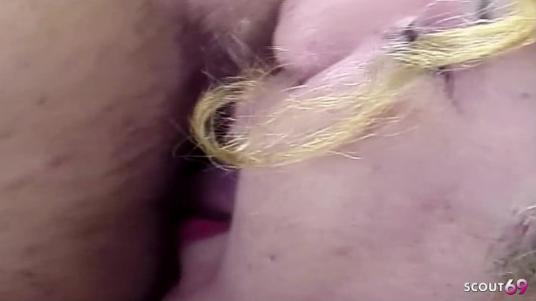 Shemale TS Collection: O transsexuală blondă le oferă băieților să lingă curul și îi fute...