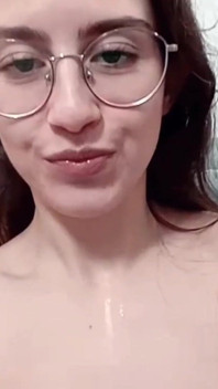 Fetiš mrdka hra s polykáním garglingu