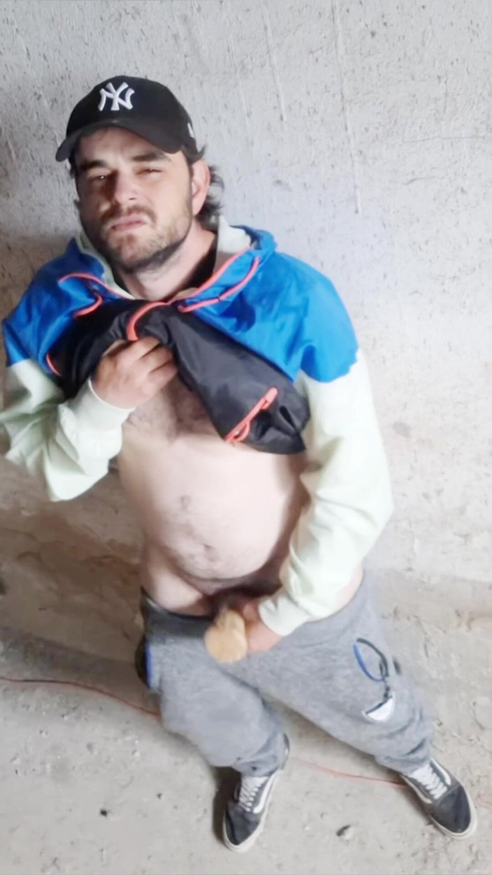 jerkofflover: Vyhoním Si V Opustenej Budove Kde Si Chodievam Masturbovať