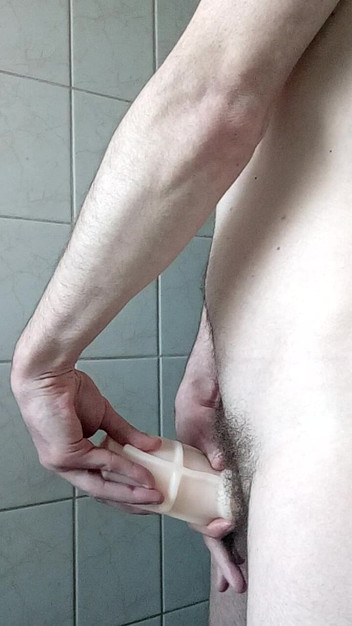 Deepthroat260: Exhibiționist masturbează băiatul folosind un manșon