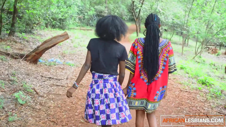 African Lesbians: Amatoriali lesbiche ebano africane che mangiano figa e schizzi!