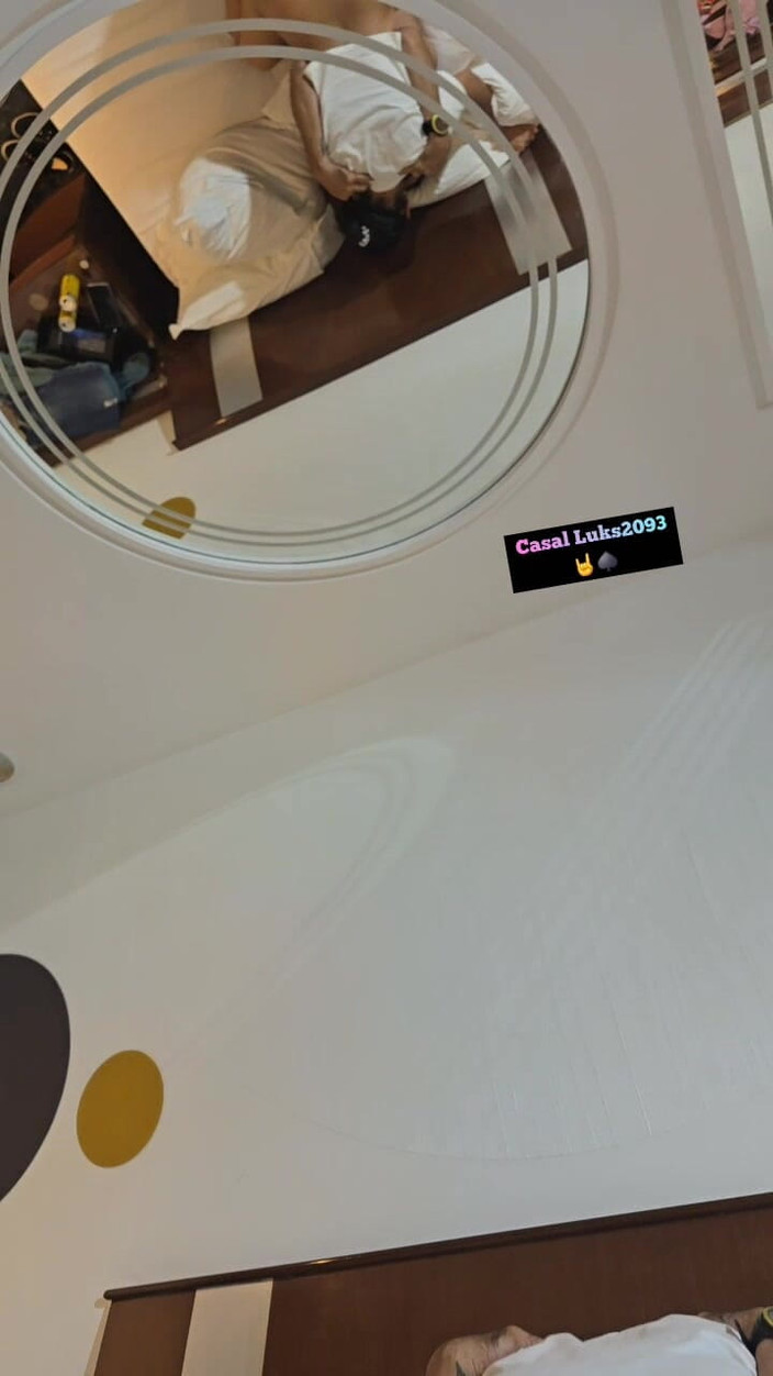 Luks2093: Seorang teman baru dengan penis besar dan panas yang menyukai...