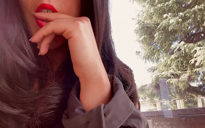 Luzyann: Risky outdoor squirt