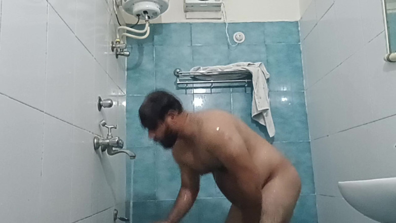 Daddy Dude: Tată Indian Nud Care Se Bucură De Un Duș Sexy Și Își...
