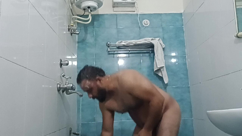 Daddy Dude: Indický Nahý Táta Si Užívá Horkou Sprchu a Předvádí Své...