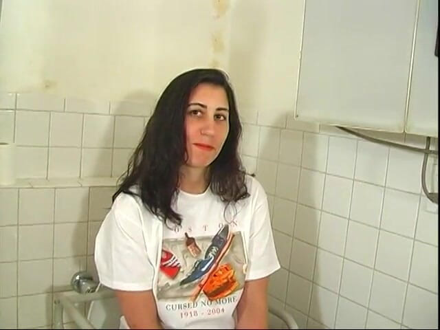 Naughty Nurses: La mora tettona si spoglia per l'ispezione del suo padrone