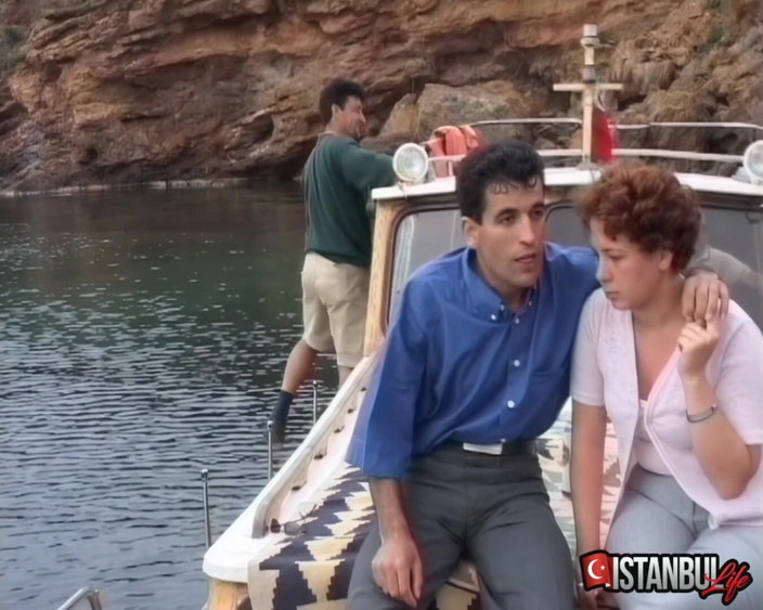 Istanbul life: Ahmet dan Selma berkongkek di luar di atas bot Turki