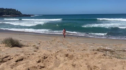 AmateurOzzyCouple: Soția matură sexy se dezbracă complet pe o plajă