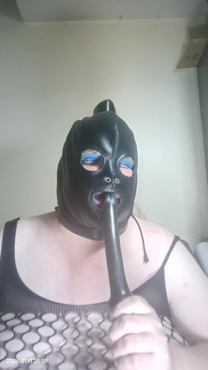 Stephanie-Nicole-TV: Bbw-tv zuigt dildo en slaat ook ermee op haar wangen