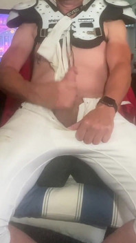 Jockdad87 gek in zijn voetbalkussens en broek