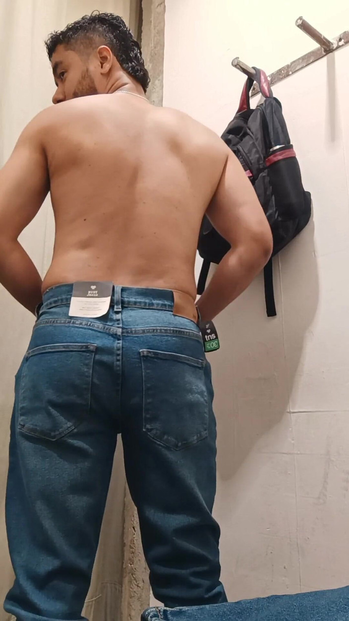 Tommhot: Orinar en un baño y masturbarse en un vestuario de...