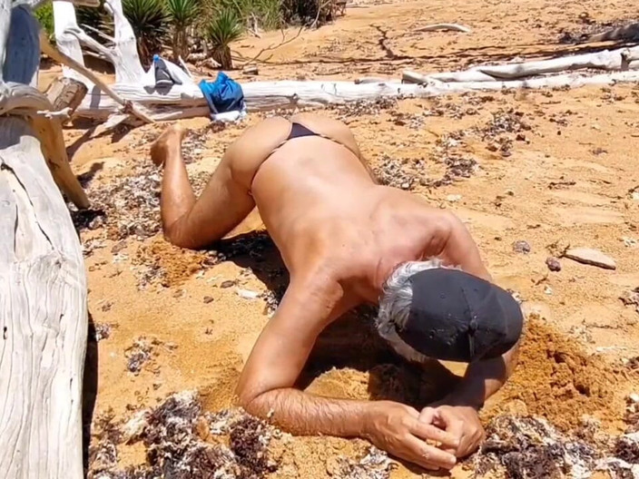 Ladysilvas: ビーチでセクシーなパンティ姿のレディシルバが熱いお尻を見せる