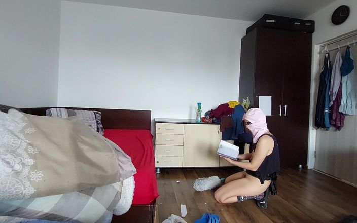 Mirsur: Une MILF amateur nettoie dans la maison vide. Une brune à...