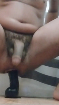 Vibrador de 11 cm faz meu cu gozar e me faz gozar da penetração