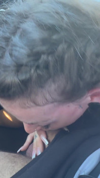 Milf tatuada drena a su hombre al aire libre y en coche