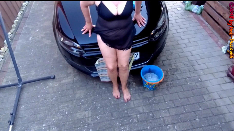 Hot-Pussy66: Myjnia samochodowa w seksownej bieliźnie