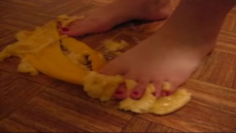 Sexy Amateurz: Foot crushing for a banana