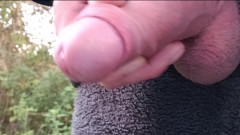 Rockardglans: Gemendo squirting sborrata sega nei boschi indossando Onesie