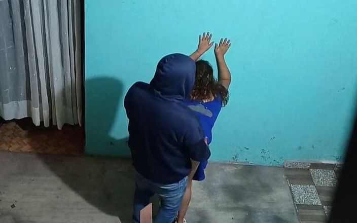Katerine: Sorprendí a mi hermanastra con el vecino mientras está lejos